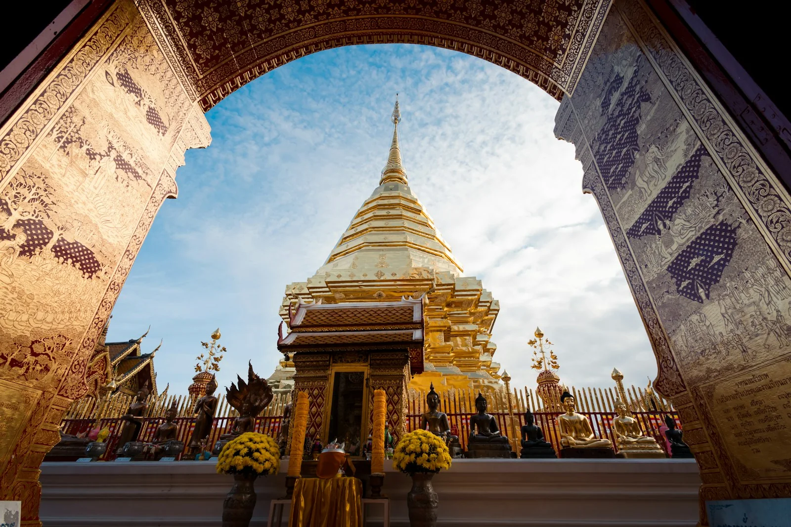 La pagoda dorata di Doi Suthep incorniciata dall’arco del tempio