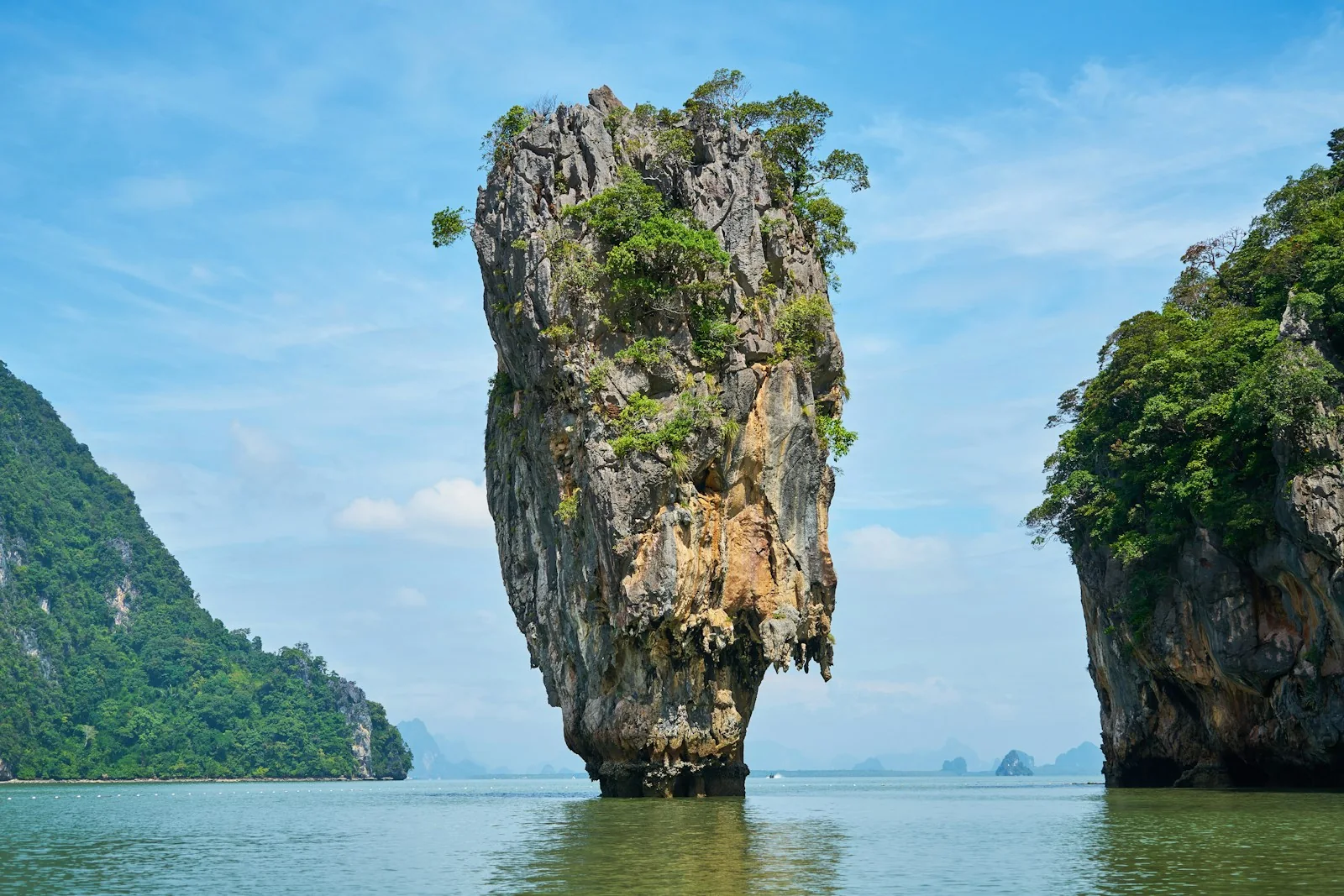Il faraglione di Ko Tapu nella baia di Phang Nga, James Bond Island