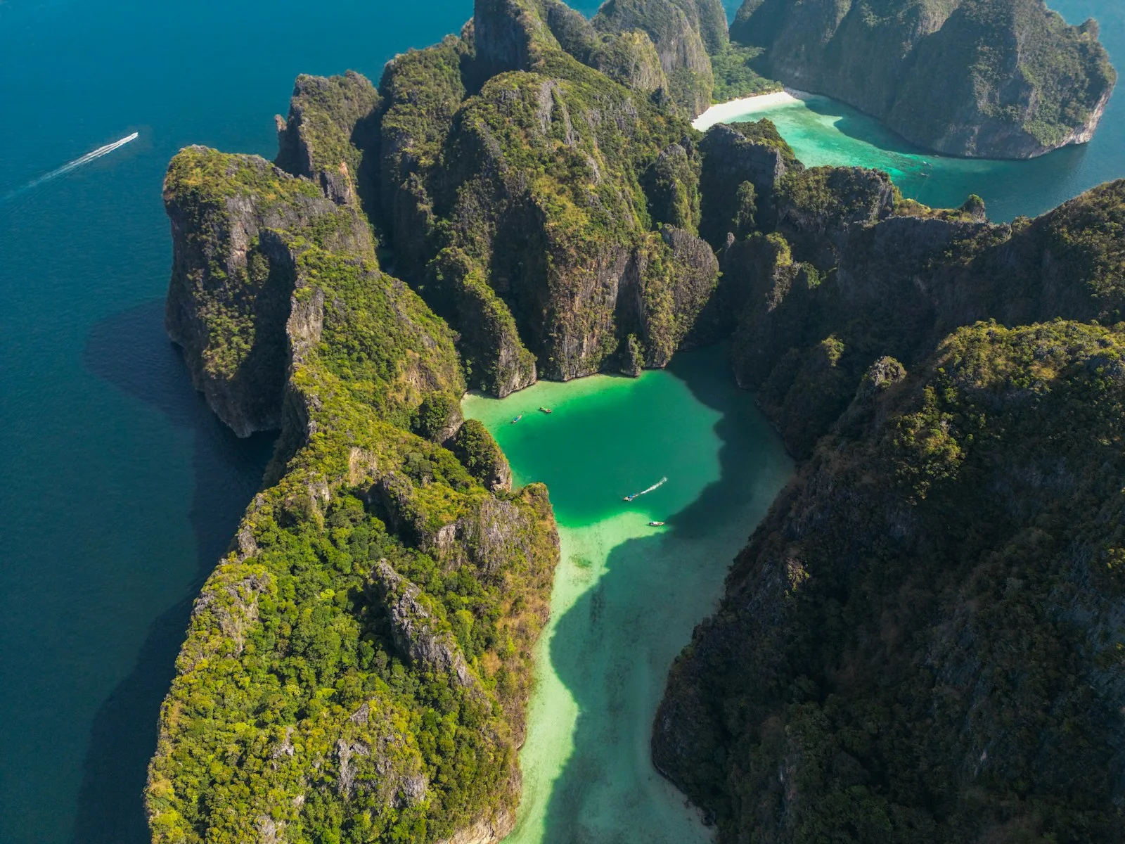 Vista panoramica delle scogliere e delle baie di Phi Phi Leh