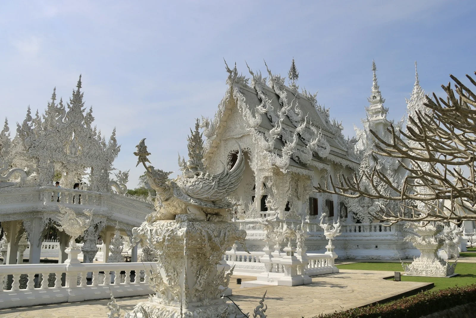 Architetture bianche e guglie del Wat Rong Khun a Chiang Rai